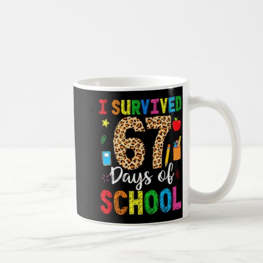 I Survived 67 Days Of School Funny 67 Teacher Stud Koffiemok (Rechts)