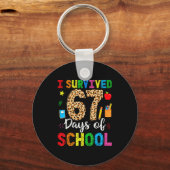 I Survived 67 Days Of School Funny 67 Teacher Stud Sleutelhanger (Voorkant)