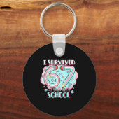 I Survived 67 Days Of School Funny 6 7 Six Seven M Sleutelhanger (Voorkant)