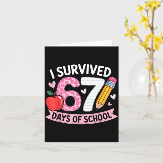 I Survived 67 Days Of School Funny Meme Student Te Kaart (Gele Bloem)