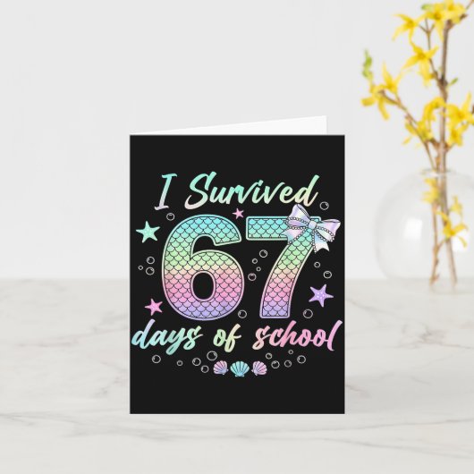 I Survived 67 Days Of School Mermaid Coquette Bow  Kaart (Gele Bloem)