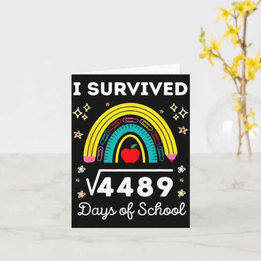 I Survived 67 Square Root Days Of School Funny Mem Kaart (Gele Bloem)
