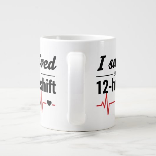 I Survived Another 12-Hour Shift Nurse Coffee Mug Grote Koffiekop (Achterkant)