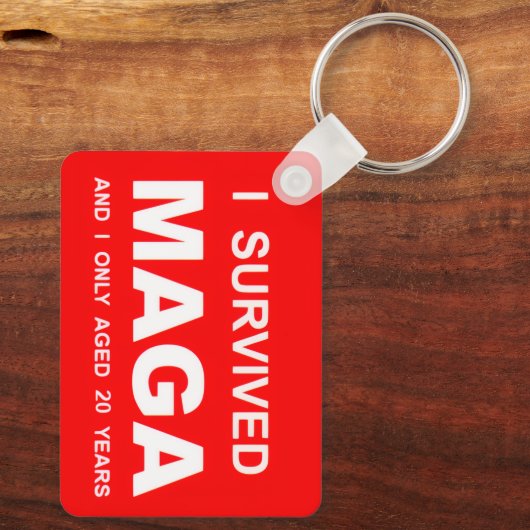 I Survived MAGA Sleutelhanger (Achterkant)