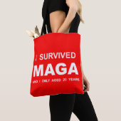 I Survived MAGA Tote Bag (Dichtbij)