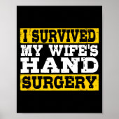 I Survived My Wife's Hand Surgery Funny Recovery  Poster (Voorkant)