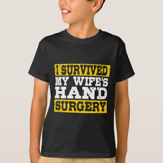 I Survived My Wife's Hand Surgery Funny Recovery  T-shirt (Voorkant)