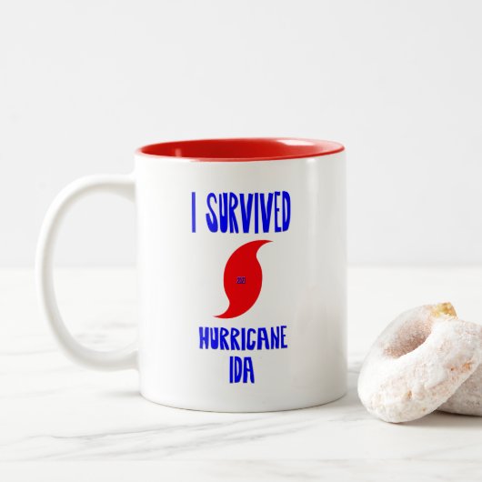 I Survived oricane Ida Tweekleurige Koffiemok (Met donut)
