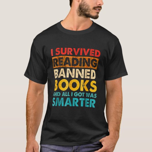I Survived Reading Banned Books Book   Bookaholic T-shirt (Voorkant)