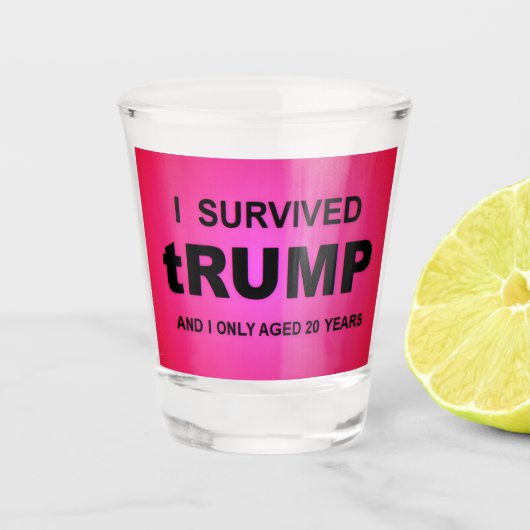 I Survived tRUMP Shot Glas (Voorkant)