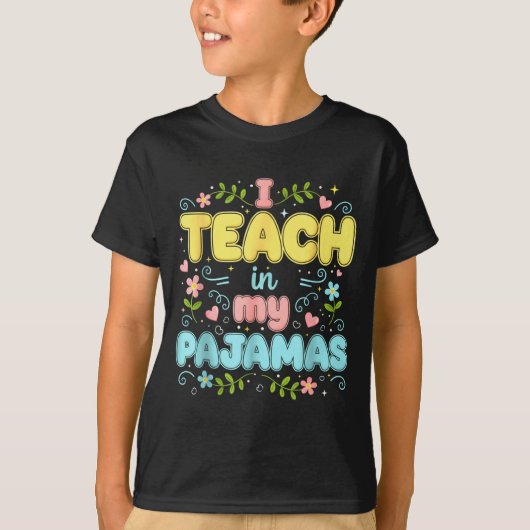 I Teach In My Pajamas Funny Online Virtual Teacher T-shirt (Voorkant)