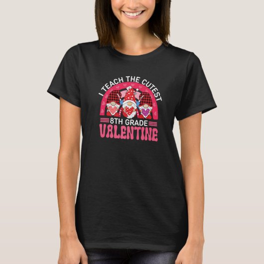 I Teach The Cutest 8TH GRADE Valentines Gnomes Tea T-shirt (Voorkant)