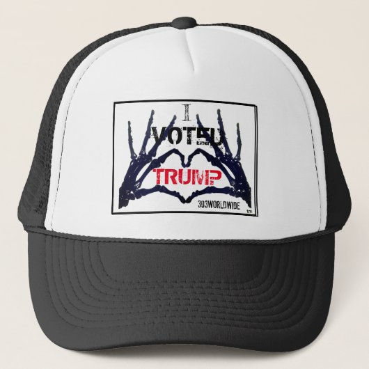 "I VOTED TRUMP" Skull overhandigt hem en haar Trucker Pet (Voorkant)