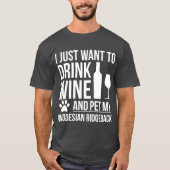 I want to drink wine and pet Rhodesian Ridgeback D T-shirt (Voorkant)