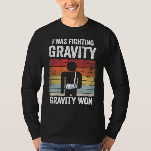 I Was Fighting Gravity Gravity Won Broken Hand Bro T-shirt (Voorkant)