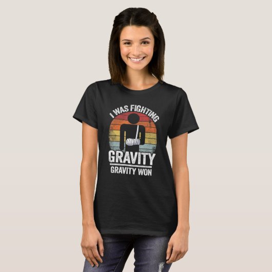 I Was Fighting Gravity Gravity Won Broken Hand Bro T-shirt (Voorkant volledig)