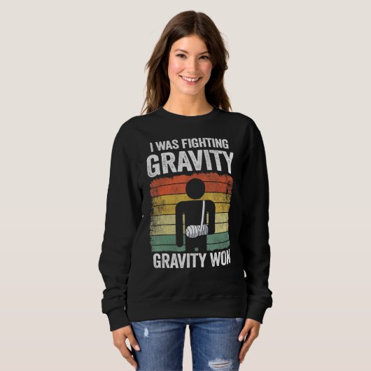 I Was Fighting Gravity Gravity Won Broken Hand Bro Trui (Voorkant volledig)