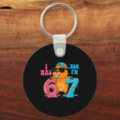 I Was Six Now I'm Seven 6 7 Capybara 67 Meme 7th B Sleutelhanger (Voorkant)