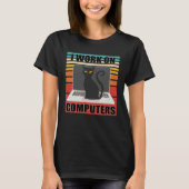 I Work On Computers Distracting Cat on Laptop  Ret T-shirt (Voorkant)