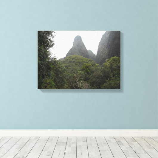 Iao Needle in Maui, Hawaii Canvas Afdruk (Insitu (Houten vloer))
