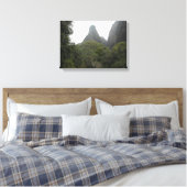Iao Needle in Maui, Hawaii Canvas Afdruk (Insitu (Slaapkamer))