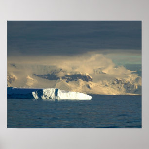 Ice Berg aan het begin van de Drake Passage Poster