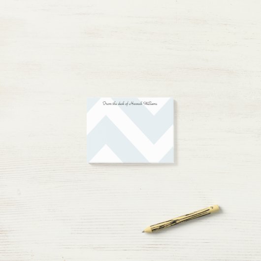 Ice Blue Chevron Stripes met aangepaste naam Post-it® Notes (Op bureau)