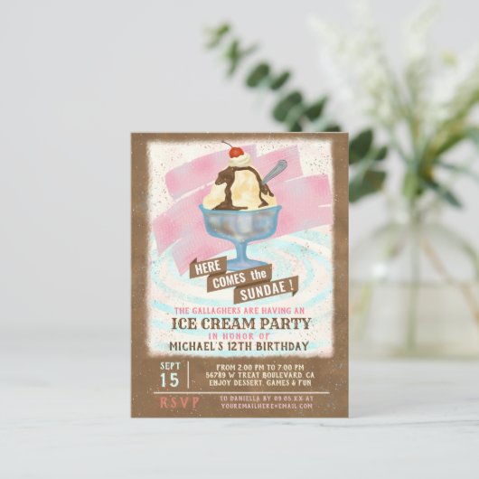 Ice Cream Birthday Party | Hier komt de Sundae Uitnodiging Briefkaart (Staand voorkant)
