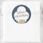 Ice Cream Cone Navy Blue Kids Birthday Party Favor Ronde Sticker<br><div class="desc">Een leuk verjaardagsfeest bevoordeelt sticker met met de hand getekende ijskegel met regenboogsproeiers. De achtergrondkleur en al tekst zijn editable zodat kunt u de doopvont,  de kleur en de plaatsing veranderen om deze werkelijk uw te maken. Klik uitgeven knoop om dit ontwerp aan te passen.</div>