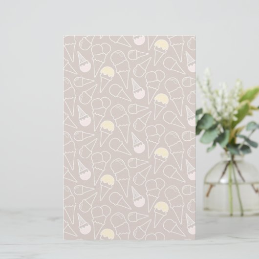 Ice Cream Cone Pattern on Brown Briefpapier (Staand voorkant)