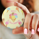 Ice Cream Connoisseur Pastel op maat Ronde Button 5,7 Cm<br><div class="desc">Deze leuke, gepersonaliseerde badge heeft ruimte voor jouw naam en een korte tekstlijn. In onze voorbeeldtekst staat "[name] - Ice Cream Connoisseur", die u kunt personaliseren hoe u dit wenst. Een kleurrijk patroon van ijsjes in verschillende smaakstoffen, op een bleke gele achtergrond. (Voel vrij om de aanpassingsknoop te raken als...</div>