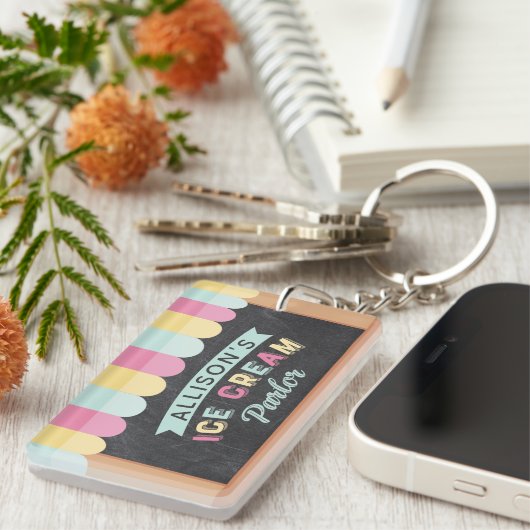 Ice Cream Parlor Chalkboard Birthday Party Crest Sleutelhanger (Voorkant Rechts)