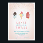 Ice Cream & Popsicle Summer Invitation roze Kaart<br><div class="desc">Met een ijsje en sproinkles met een kerrie bovenaan en kleurrijke popsikels. Deze verjaardagsuitnodiging is perfect voor elke zomervakantieoord. Voeg een ijsje en een paar sproeiers toe en het is een gelukkige plek om te zijn.</div>