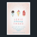 Ice Cream & Popsicle Summer Invitation roze Kaart<br><div class="desc">Met een ijsje en sproinkles met een kerrie bovenaan en kleurrijke popsikels. Deze verjaardagsuitnodiging is perfect voor elke zomervakantieoord. Voeg een ijsje en een paar sproeiers toe en het is een gelukkige plek om te zijn.</div>