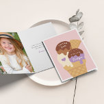 Ice Cream Sundae Kinderen Birthday Bedankkaart<br><div class="desc">Deze schattige dankbetuigingen zijn ontworpen om de feestdagen van onze sundae kinderen op ijs te passen. Ze zijn voorzien van een drie-scoopkegel met de woorden "dank u wel" en een teken in een schattig retro lettertype. Personaliseer de binnenkant met een foto en een douane pre-gedrukt bericht, of schrap het steekproefbericht...</div>
