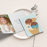 Ice Cream Sundae Kinderen Birthday Bedankkaart<br><div class="desc">Deze schattige dankbetuigingen zijn ontworpen om de feestdagen van onze sundae kinderen op ijs te passen. Ze zijn voorzien van een drie-scoopkegel met de woorden "dank u wel" en een teken in een schattig retro lettertype. Personaliseer de binnenkant met een foto en een douane pre-gedrukt bericht, of schrap het steekproefbericht...</div>