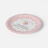 Ice Cream Sundae schepte zoet Vrijgezellenfeest op Papieren Bordje (Gekanteld)