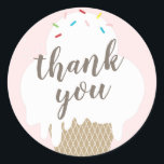 Ice crème roze kind bedankt ronde sticker<br><div class="desc">Een leuke kinderverjaardag dank je sticker met handgetekende ijskegel met regenboogsproeiers.</div>