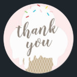 Ice crème roze kind bedankt ronde sticker<br><div class="desc">Een leuke kinderverjaardag dank je sticker met handgetekende ijskegel met regenboogsproeiers.</div>