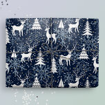 Ice Crystal Christmas Deer Stone Blue-Grey Cadeaupapier<br><div class="desc">Deze grillige cadeauverpakking heeft een feestelijke Scandinavische bosscène met herten,  kerstbomen en sneeuwvlokken. Met kleine gouden sterren is het klaar om een vleugje magie en verwondering toe te voegen aan uw wintervakanties met uw geliefden. Middernachtblauwe achtergrond,  witte herten en bomen,  en leisteen blauw-grijze sneeuwvlokken. Origineel kunstwerk van Marketa Stengl.</div>