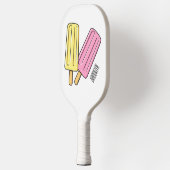 Ice pop cartoon illustratie pickleball paddle (Links)