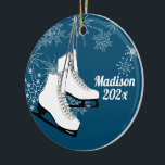 Ice-Schaatsen en Snowflakes met foto Keramisch Ornament<br><div class="desc">IJsketters zullen van dit mooie ornament van sneeuwvlokken houden. Het witte schaats hangt van hun lijnen op dit ornament in blauw en wit met kleurenopties om uw behoeften en een favoriete foto aan te passen. Geef naam en jaar uit of voeg tekst toe voor wedstrijden en shows of misschien is...</div>