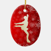 Ice Skater Gold Snowflakes op Bright Red Keramisch Ornament (Voorkant)