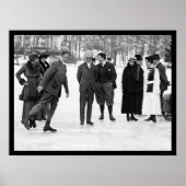 Ice Skating in Tuxedo Park, NY 1920 Poster (Voorkant)