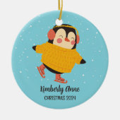 Ice Skating Penguin met Kerstmis Snowy Winter Holi Keramisch Ornament (Voorkant)