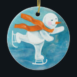 Ice Skating Snowman Keramisch Ornament<br><div class="desc">Ice Skating Snowman. Daar, ver in de ijskoude plaatsen, waar de hete stralen van de zon nooit schijnen, breidt het land van de sneeuwman uit. Het brede plateau is bedekt met een dikke deken van sneeuw en eeuwig ijs. Er is geen koudere plek in de wereld. Maar in zo'n verkoudheid...</div>