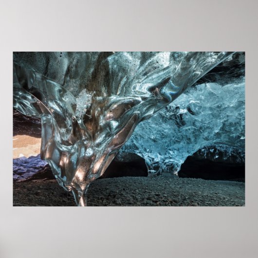 Ice Stalactite in een ijskolf Poster (Voorkant)