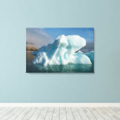 Iceberd in de baai van Palander, Noorwegen Canvas Afdruk (Insitu (Houten vloer))