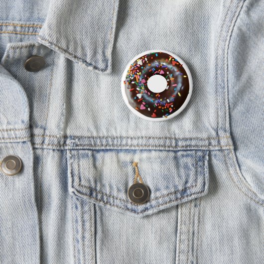 Iced Chocolate Donut W/Sprinkles Ronde Button 5,7 Cm (In situ)