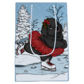 Iceskating Newfoundland Puppy Winter Wonderland Medium Cadeauzakje (Achterkant)